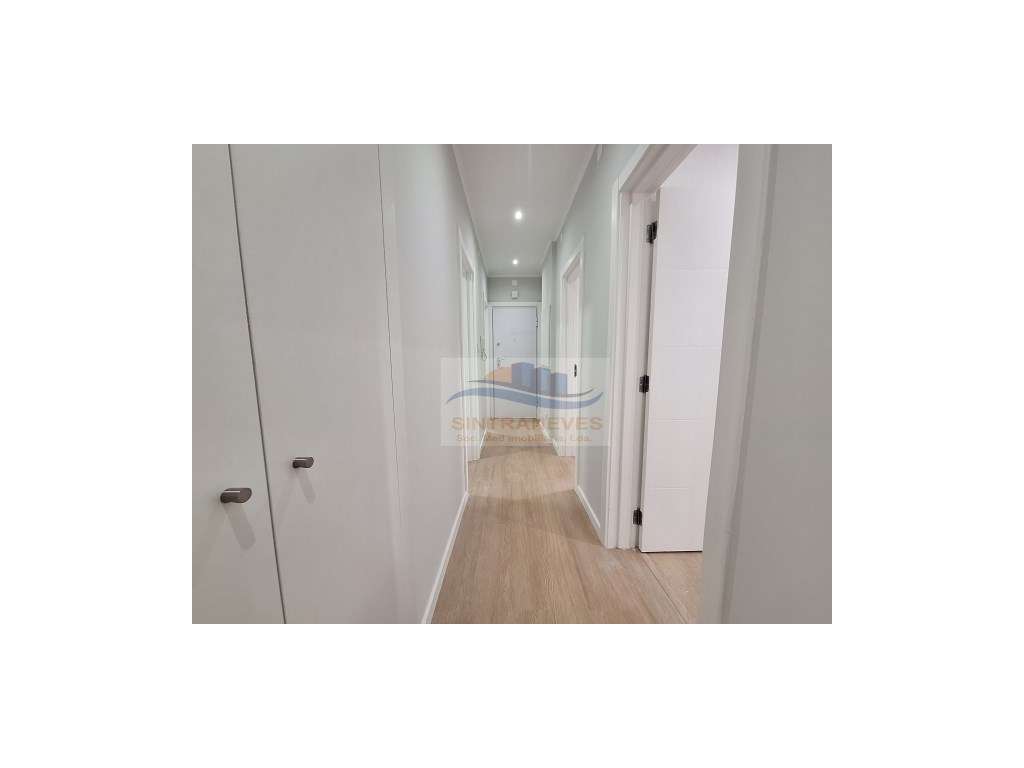 Excelente T2 Totalmente Remodelado na Mina de Água-6