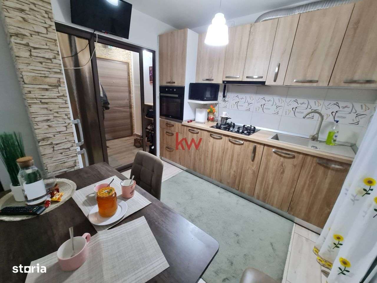 Apartament ultrafinisat cu balcon, la parter, in Pod de Piatra, fara r-0