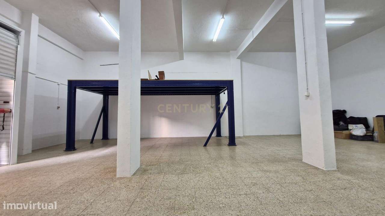 Garagem renovada bem localizada-7