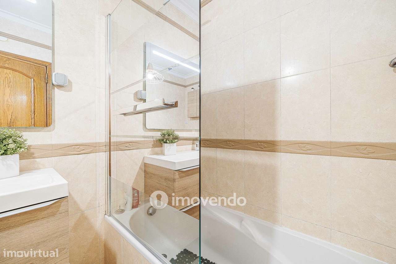 Apartamento T3, com estacionamento e arrecadação, na Ramada-40