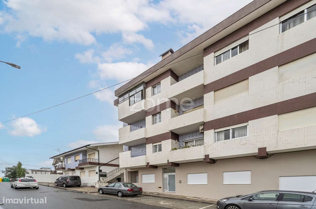 Apartamento T1 totalmente renovado, com varanda e lugar de garagem-11