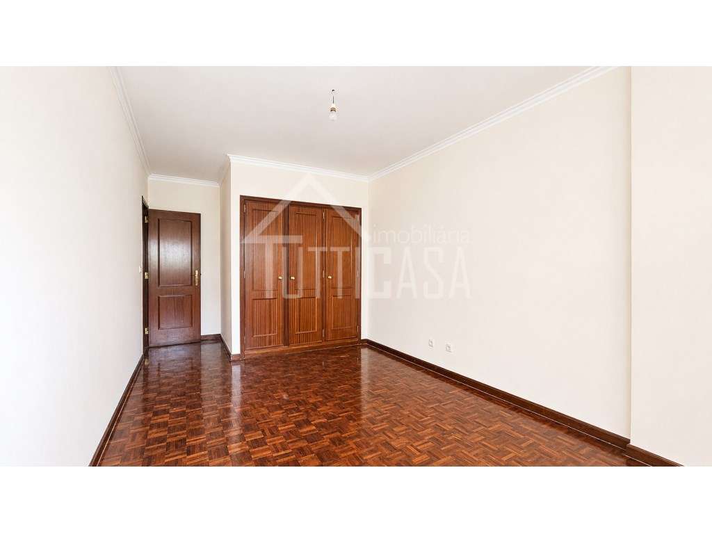 Apartamento T2 com elevador e parqueamento no Algueirão-13