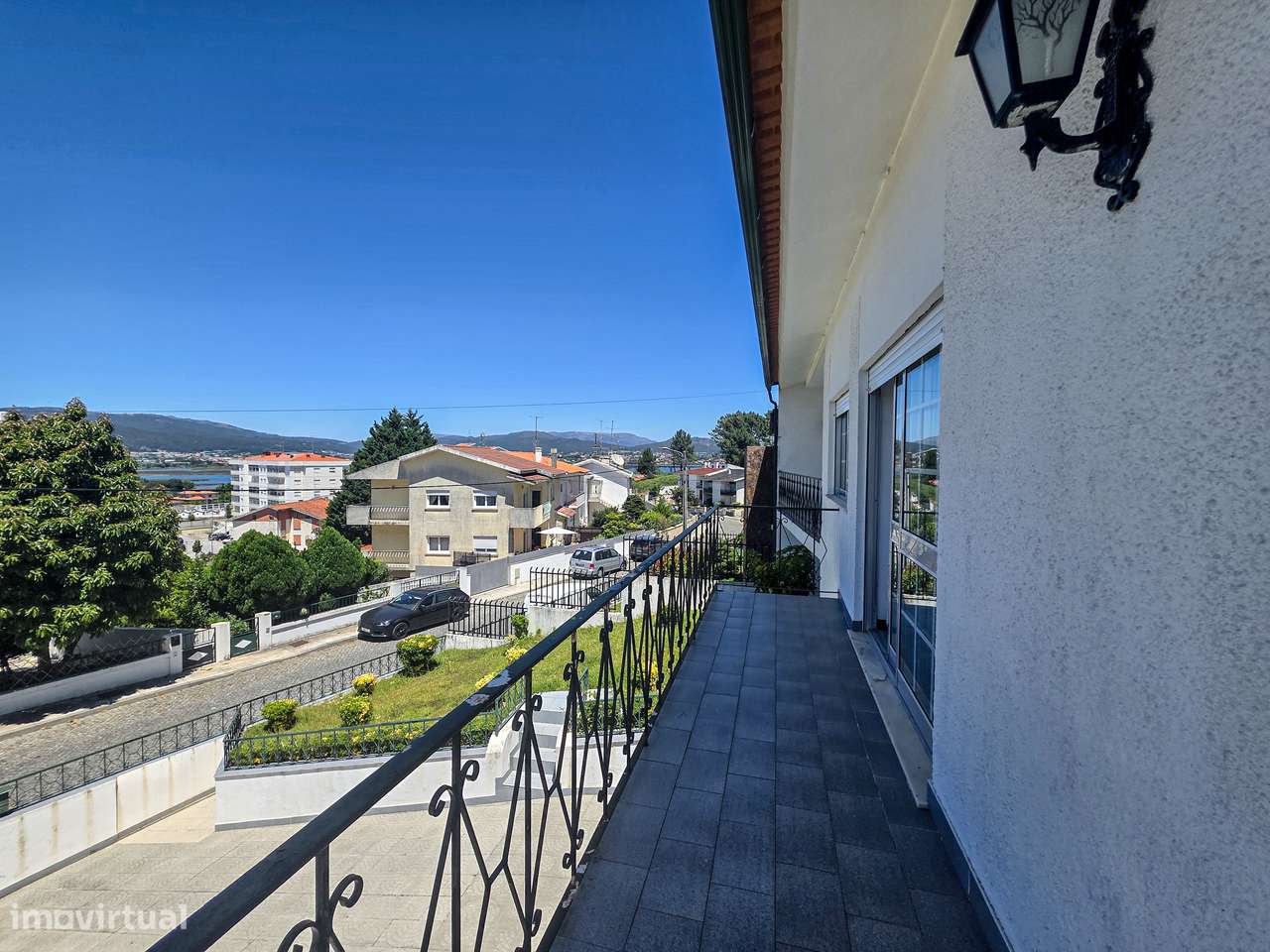 Moradia T5 em Darque com Jardim, Garagem e Anexo-16