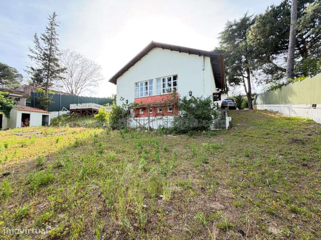 Moradia V4 com jardim relvado e piscina.-8