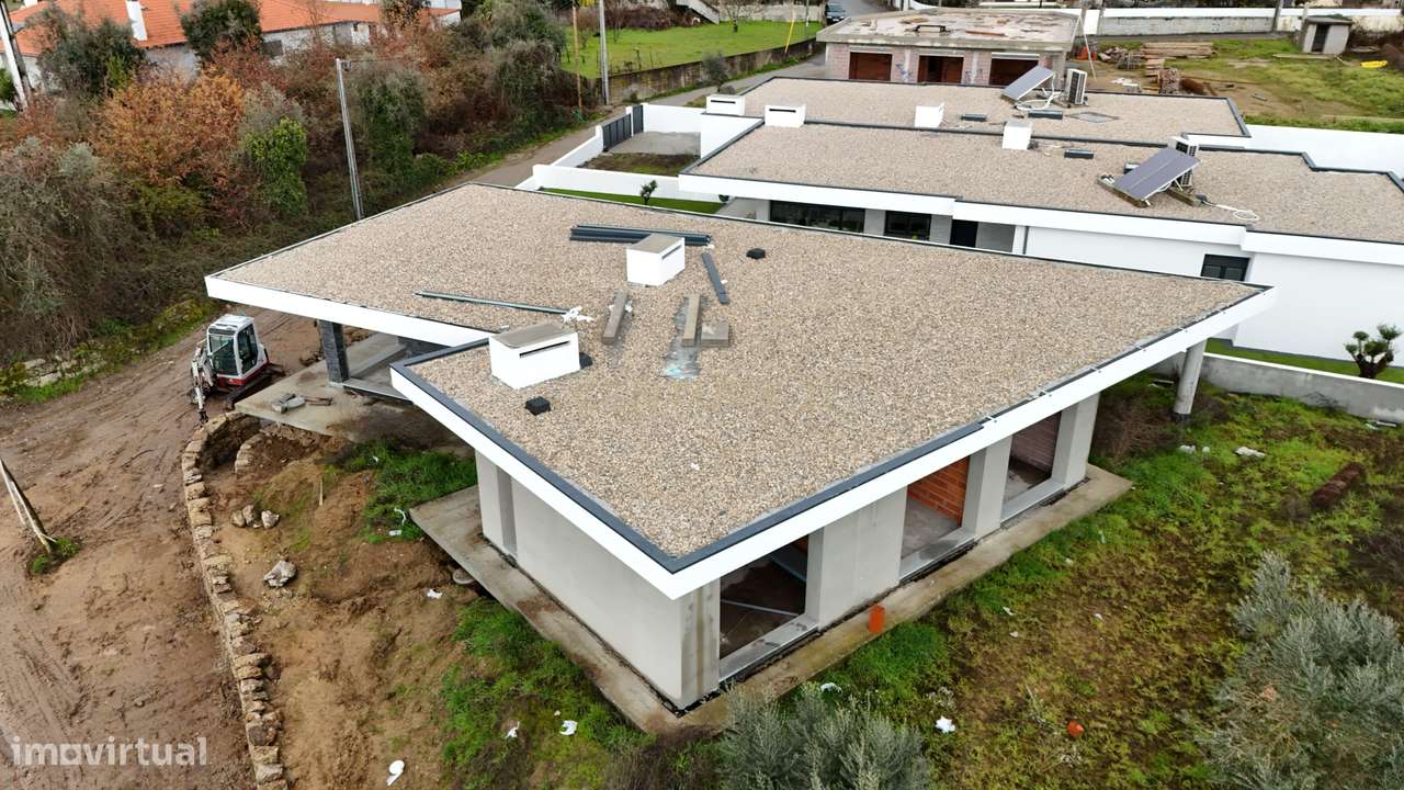 Moradia isolada nova com jardim e garagem - Grande imagem: 3/8