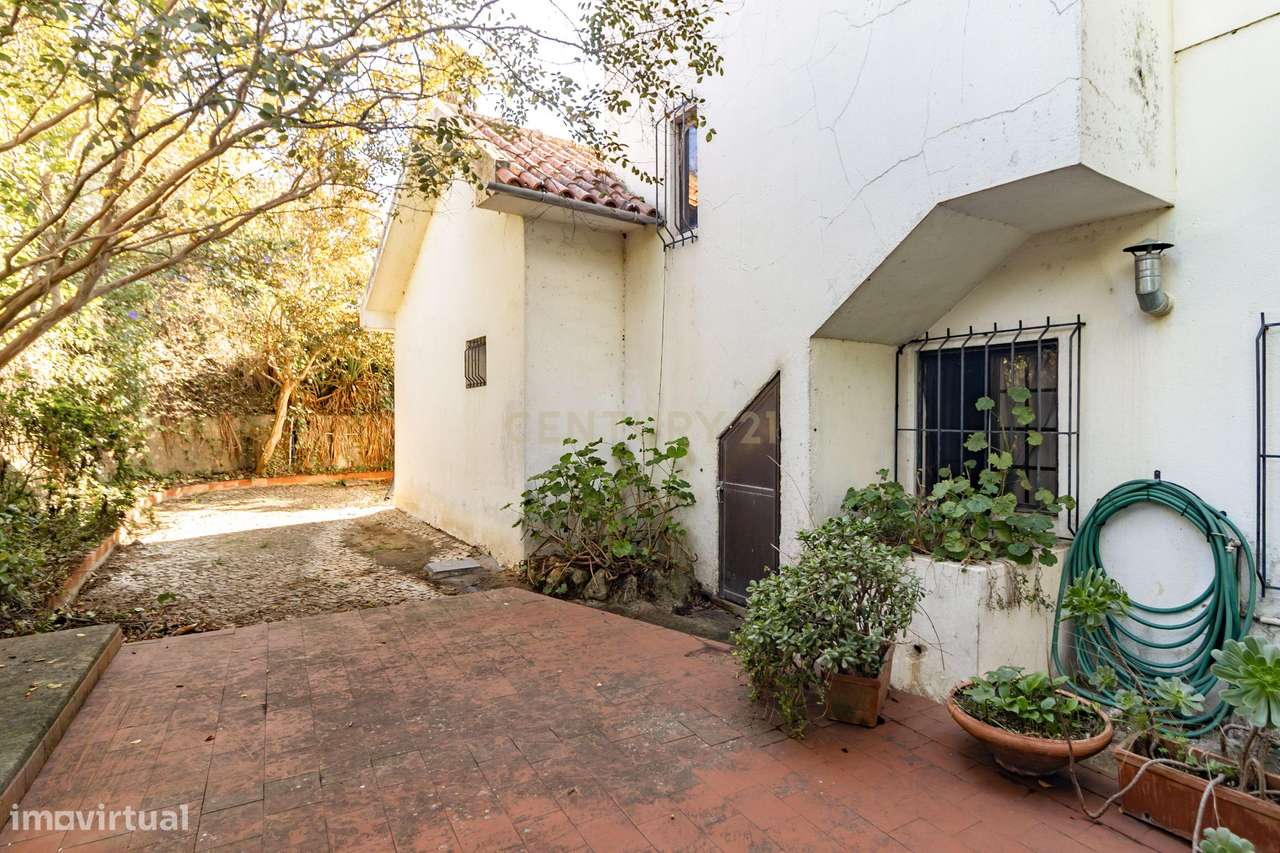 Moradia com construções de apoio, piscina e localização priviligiada-35