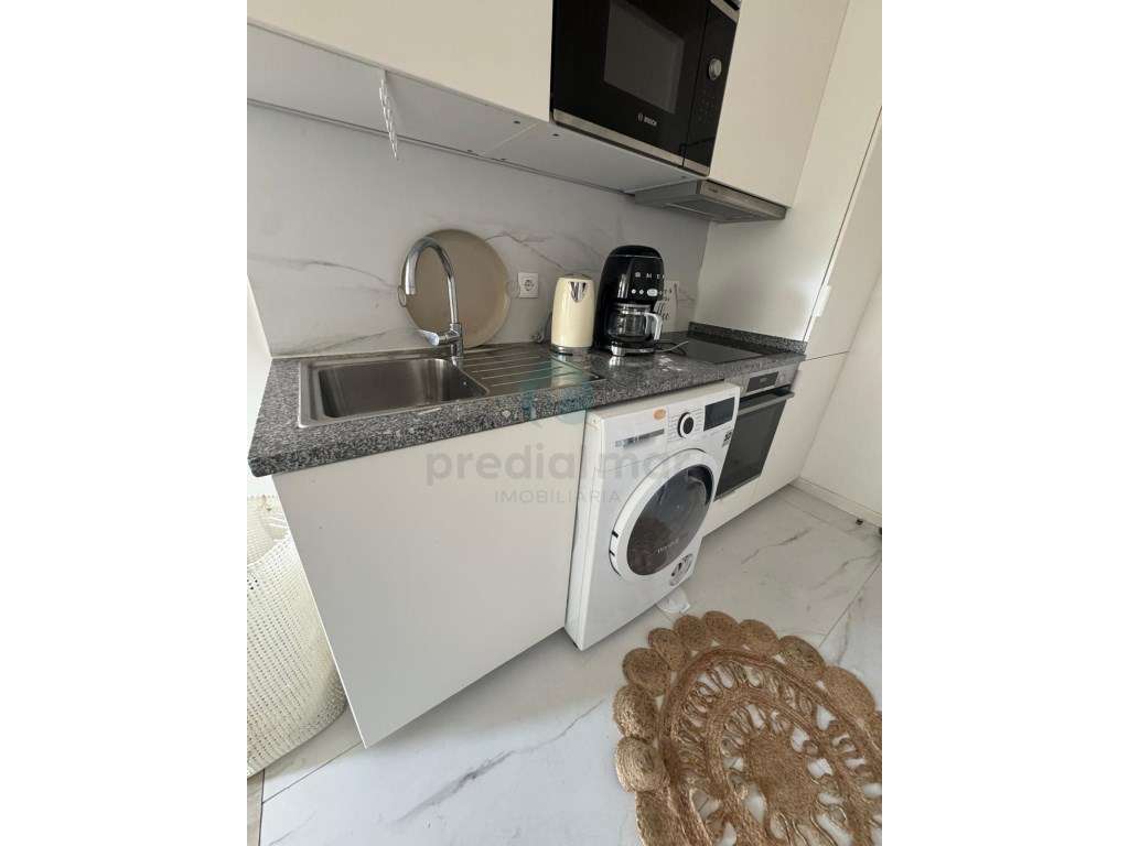 Conforto e Localização: T0 Pronto a Habitar Perto da Praia e Metro-13