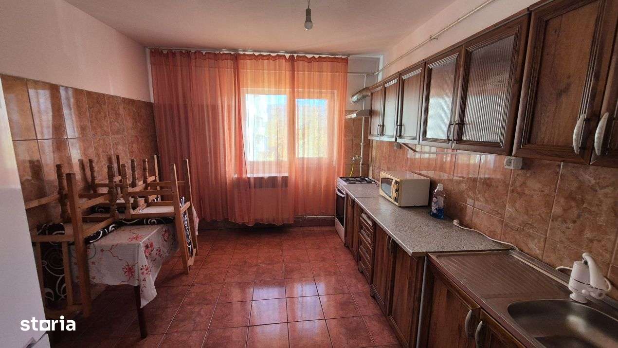 Vanzare apartament 3 camere, et. 2, in Rovinari, str. Plopilor-5