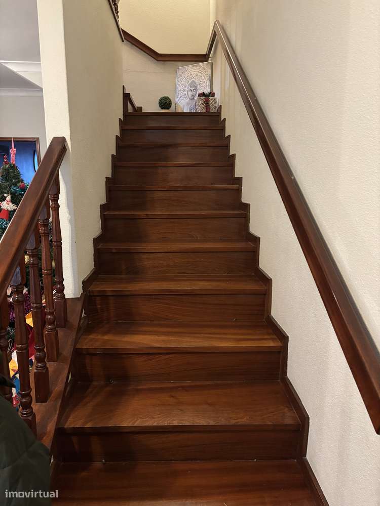 Moradia T4 com jardim, garagem e excelente localização - Grande imagem: 5/12