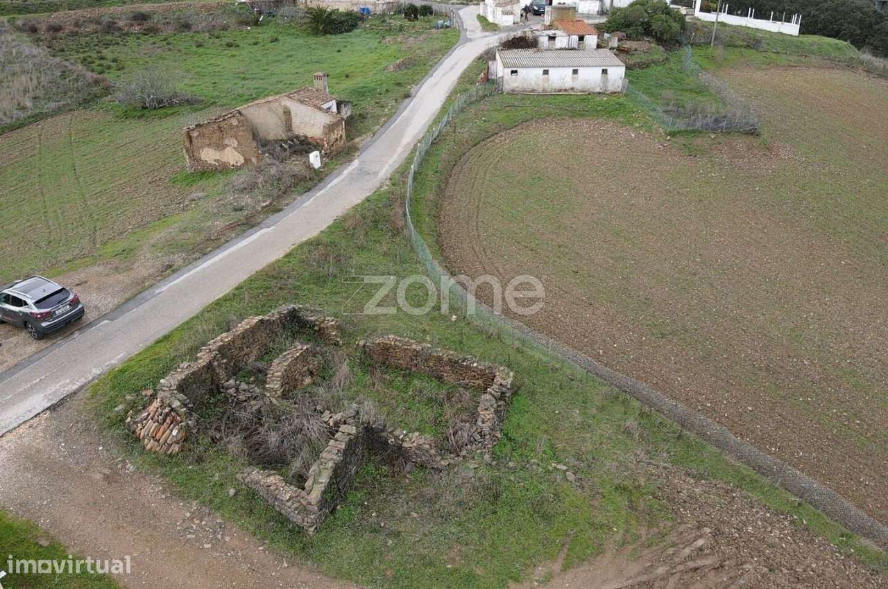 Moradia isolada com 73 m² para recuperar, inserida em lote de 6.640... - Grande imagem: 3/19