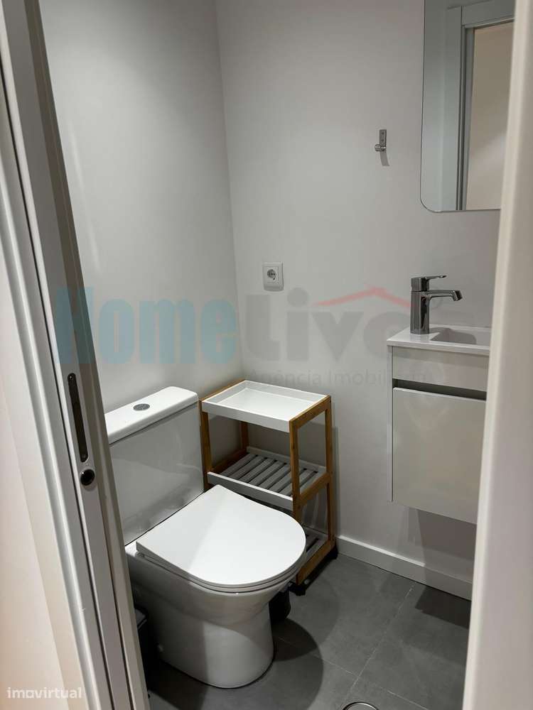 Apartamento T4 Remodelado e Mobilado Charquinho, Benfica-28