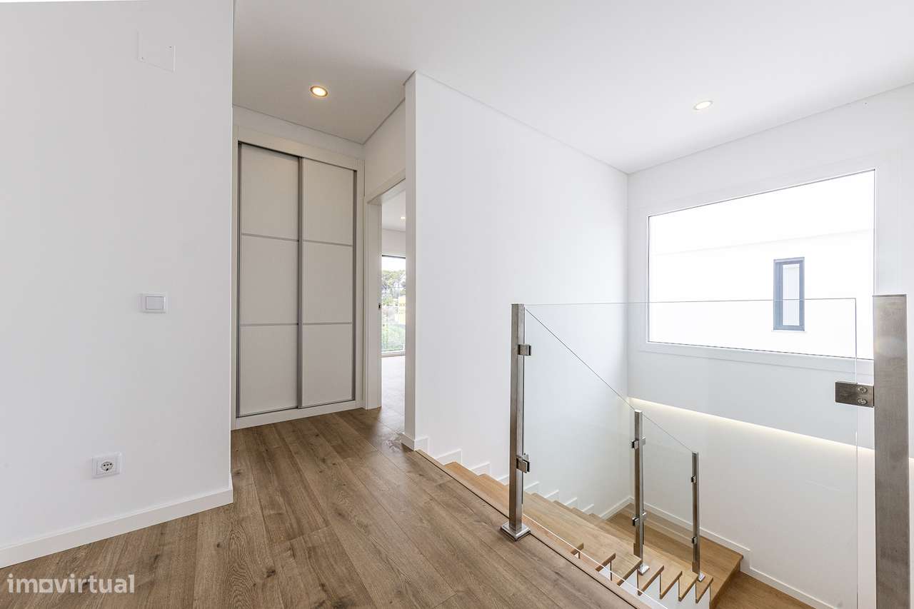 Moradia T4 de arquitetura contemporânea-31