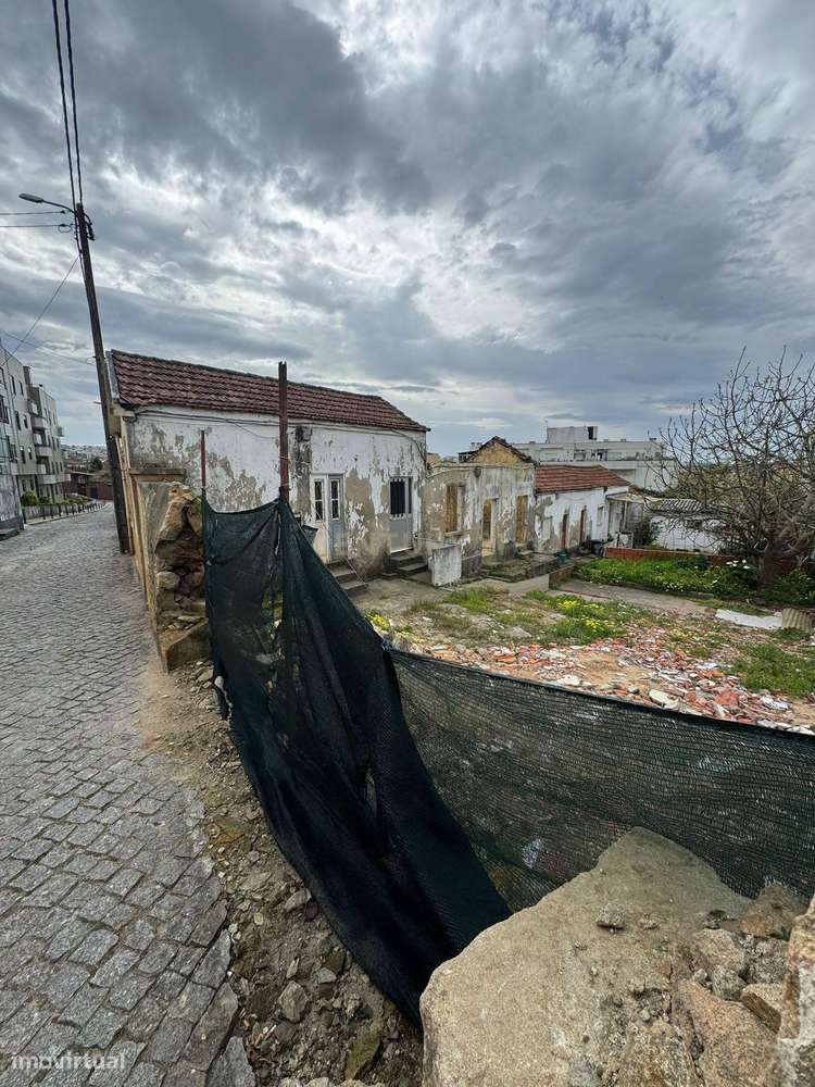 Moradia T1 para Reabilitação com Jardim | Oliveira do Douro-7