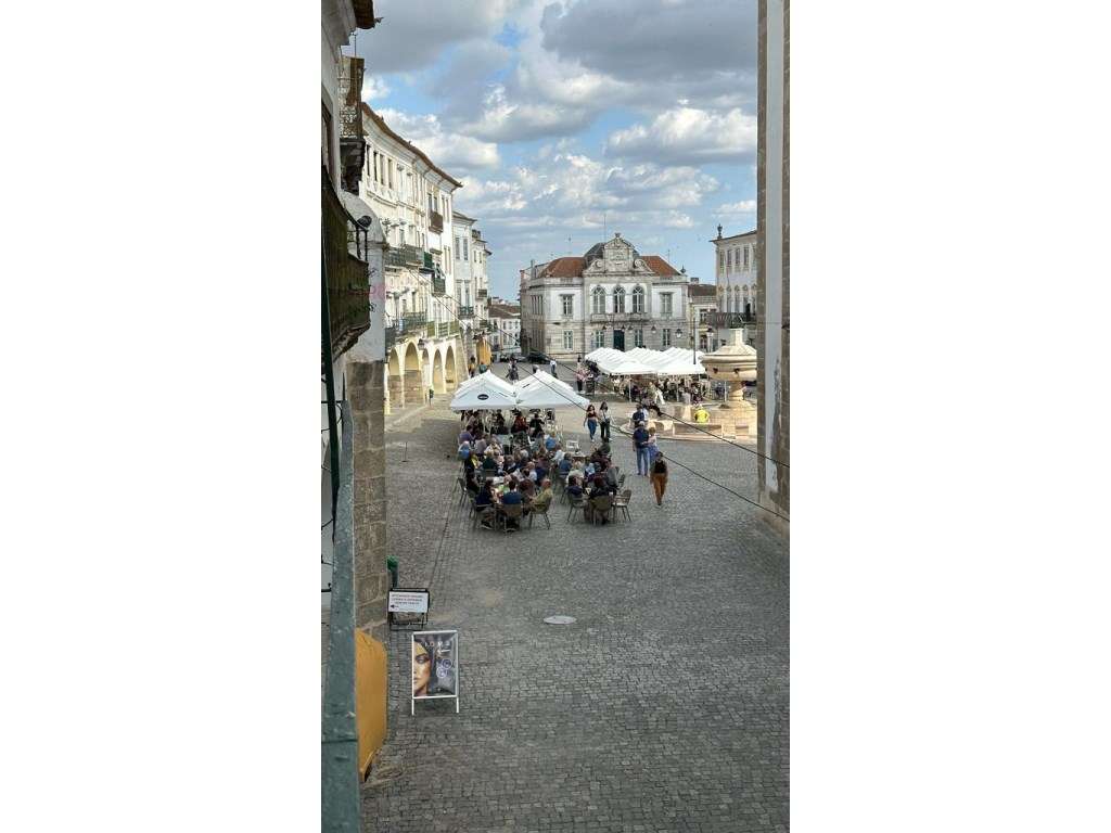 Vende-se Prédio para renovar junto à Praça do Giraldo em Évora - Grande imagem: 2/22