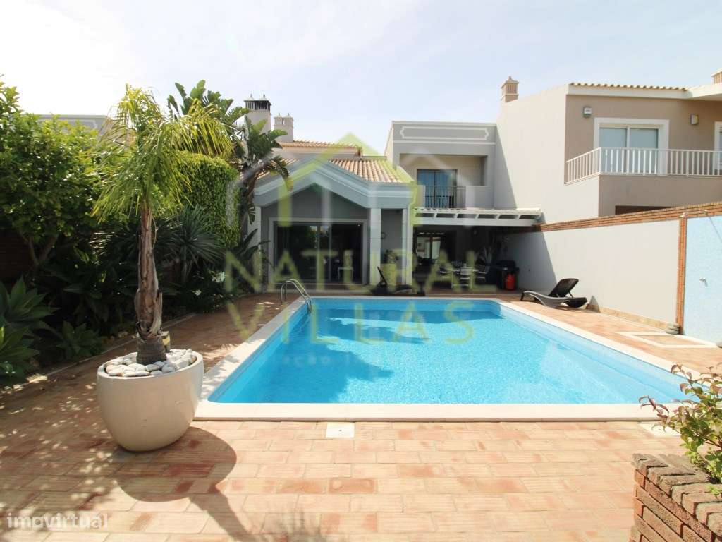 Moradia Geminada de Luxo T5 com Piscina Privativa e Garagem, Vilamoura-0