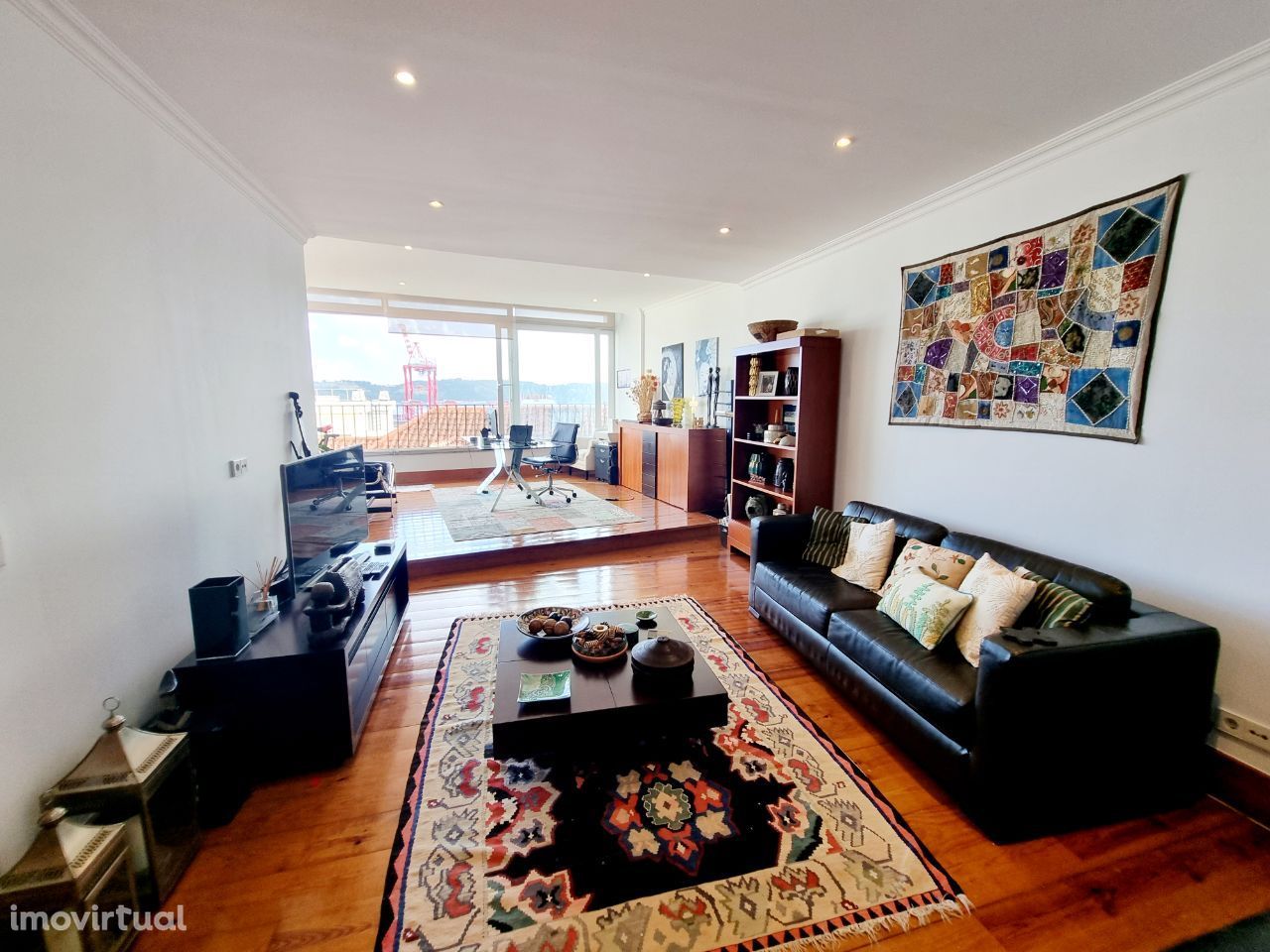 Apartment garage and balcony Tejo river view in the center of Lisbon