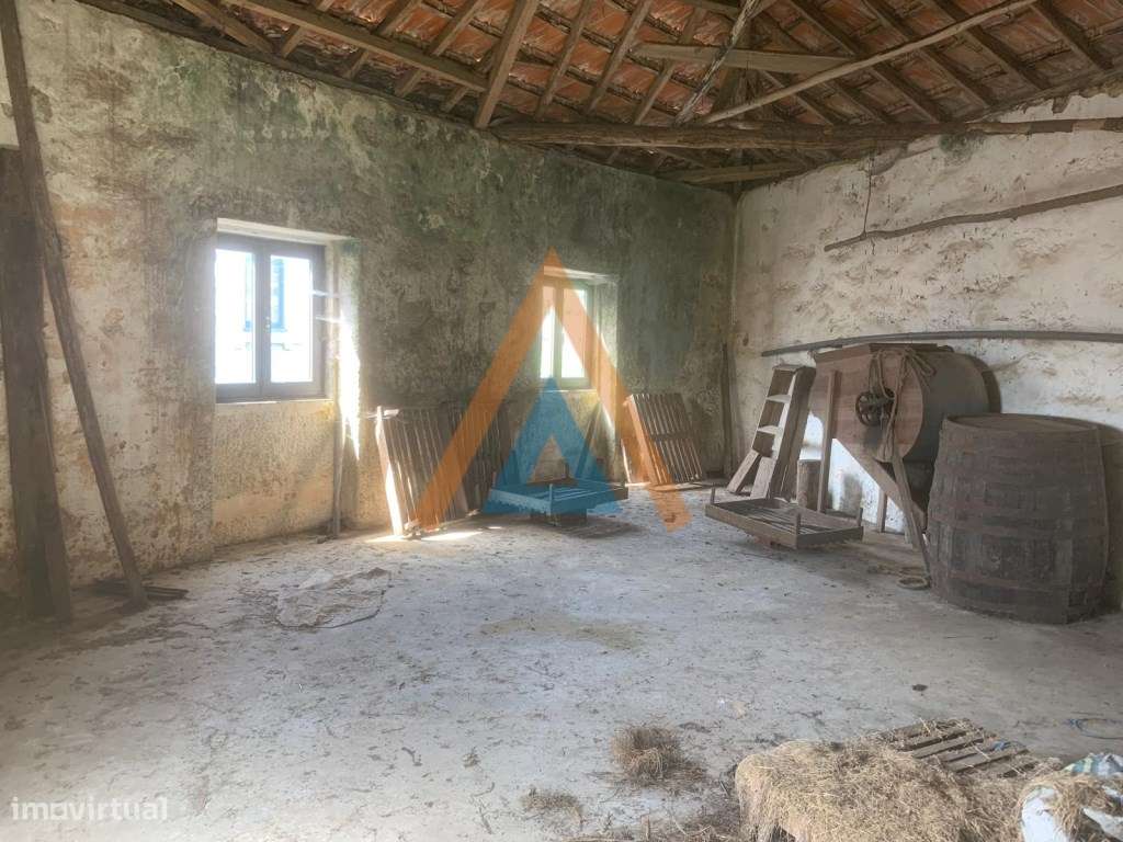 Casa Rústica com imenso potencial mesmo no centro de Romariz-8