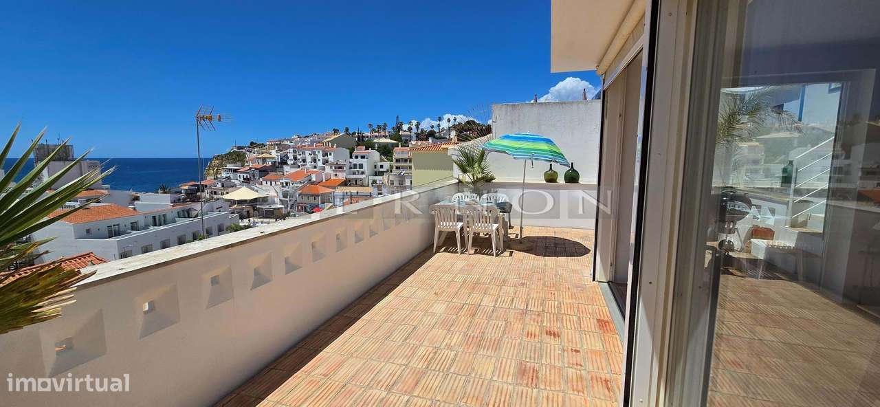 Moradia Moderna Renovada com Vista Mar e Rooftop no Centro de Carvoeir-17