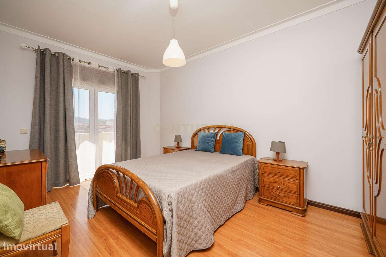 APARTAMENTO T4  CONVERTIDO EM T3 , SEMI REMODELADO, EM SETÚBAL-12
