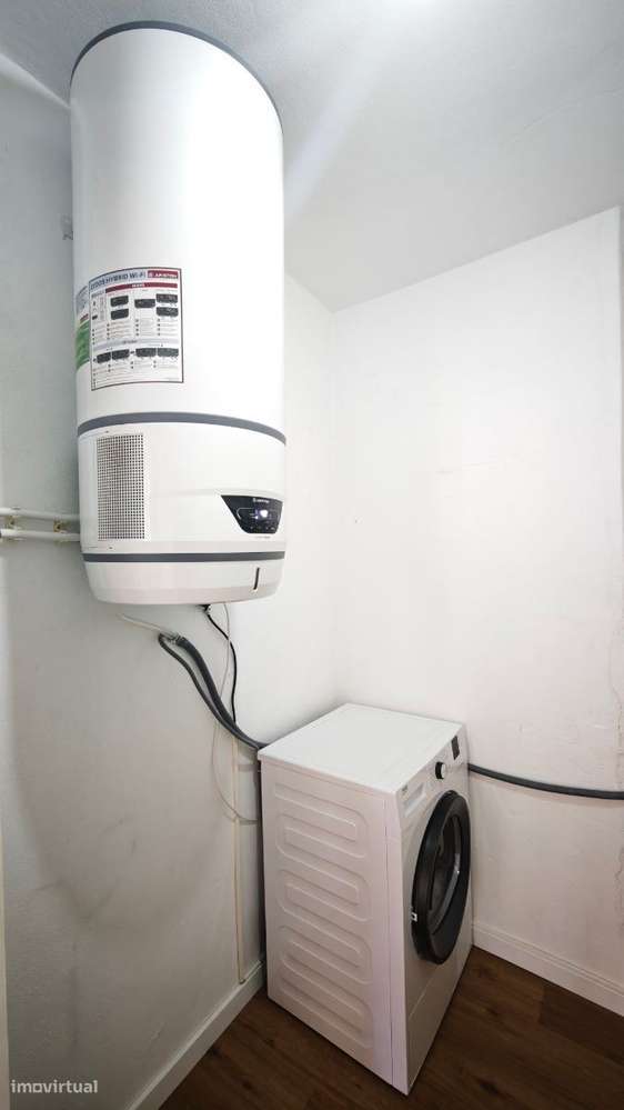 Apartamento T2 remodelado, com varanda e sótão. Centro da cidade.-10