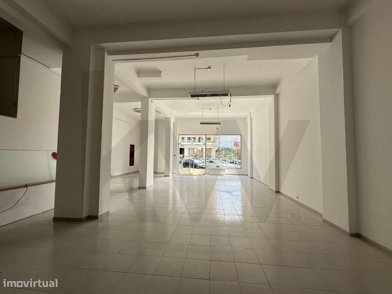 LOJA NA AVENIDA DAS DESCOBERTAS INFANTADO LOURES 180 M2 E 2 ENTRADAS-0