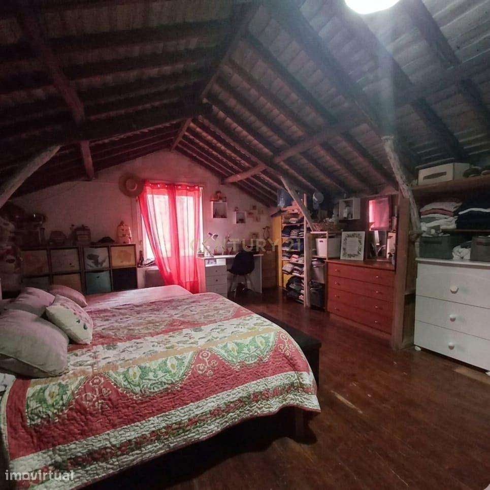 Oportunidade com Potencial – Moradia com Quintal e Estacionamento-7