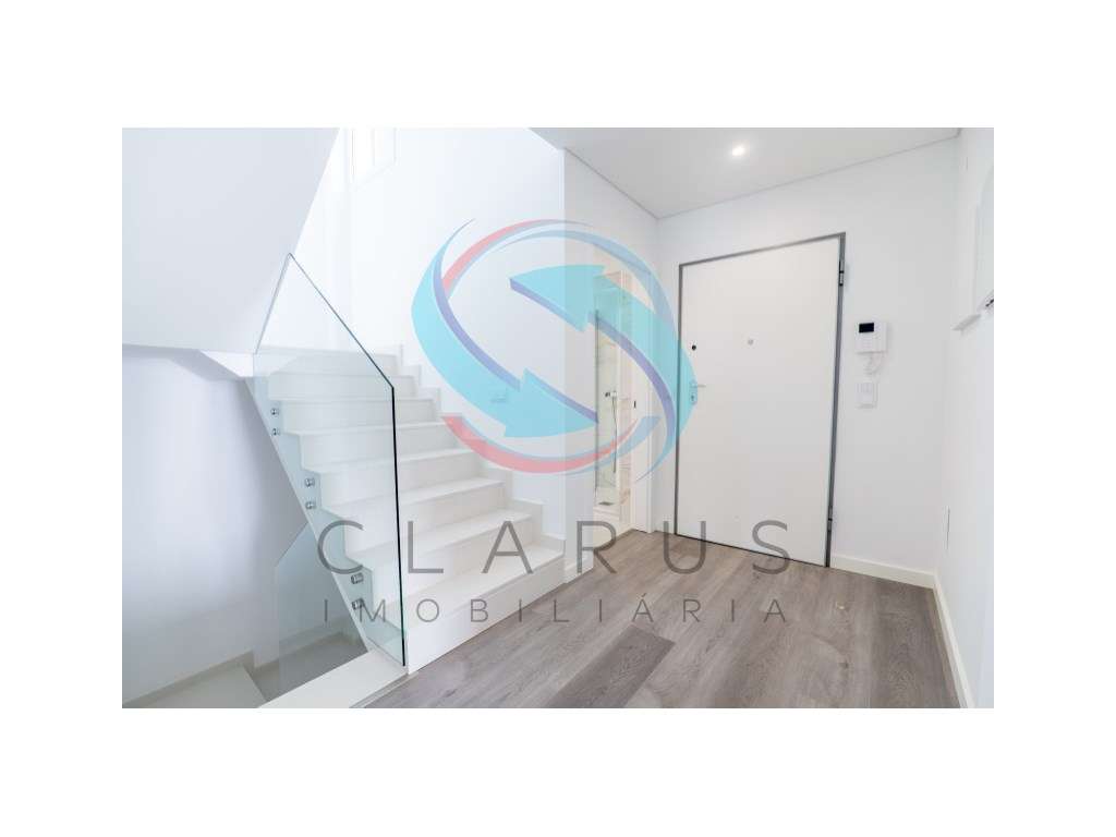 Moradia geminada à venda na Rua Infante Dom Henrique s/n-21