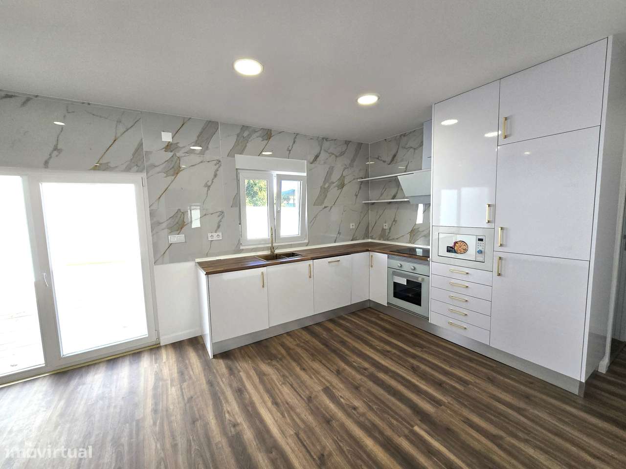 Fantástica Moradia T2 Totalmente Renovada, Independente em Setúbal-16