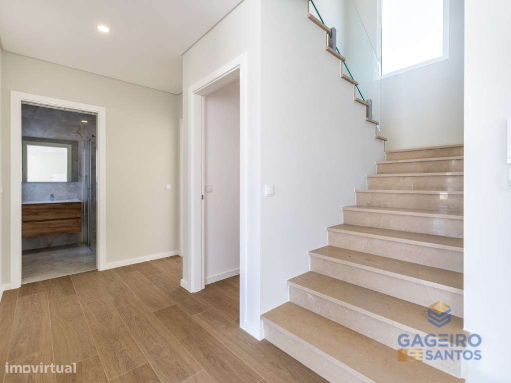 Moradia T4 com piscina, nova e pronta a habitar a 4 km da baía de S...-27