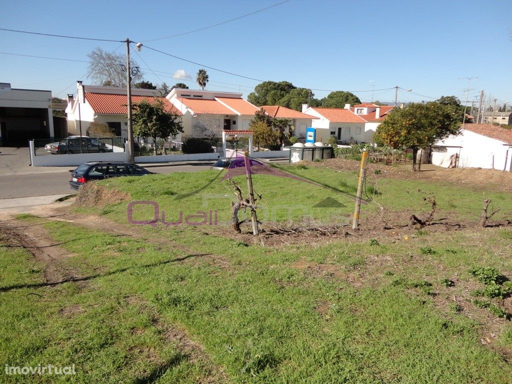 Terreno urbano com 801 m2 perto da estação dos Riachos.