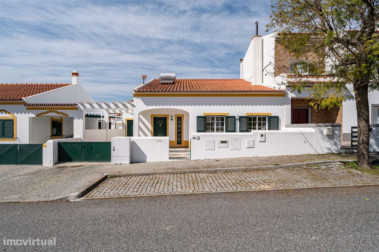 Moradia T3 Térrea com Quintal, Garagem e Anexo no Redondo – Áreas Ampl - Grande imagem: 2/28