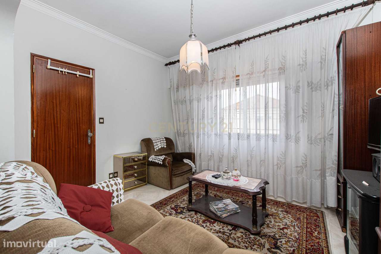 Moradia dividida em 3 apartamentos t2 , entradas independentes e mais - Grande imagem: 3/17