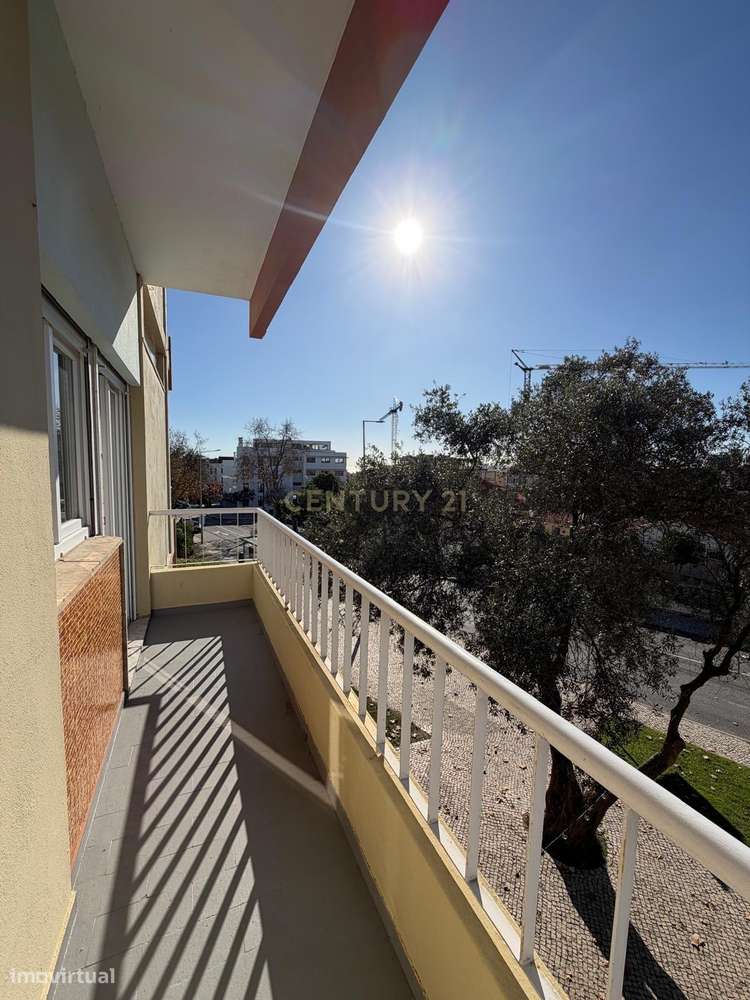 T3 Remodelado Com 3 Varandas Em Cascais Espaco Luz E Qualidade De V