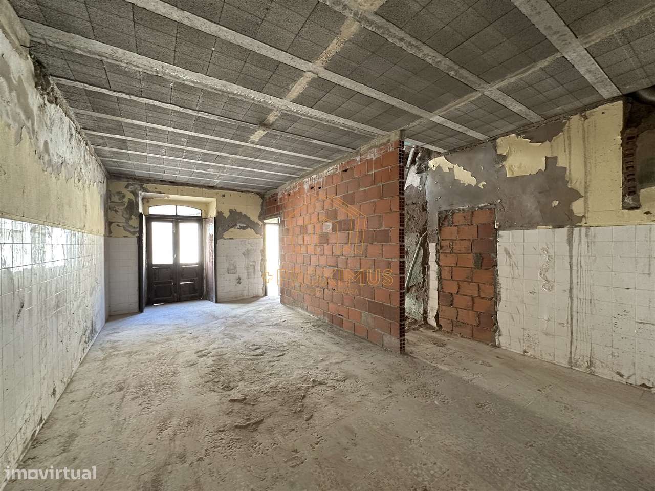 Moradia p/ restaurar c/ vista mar-17