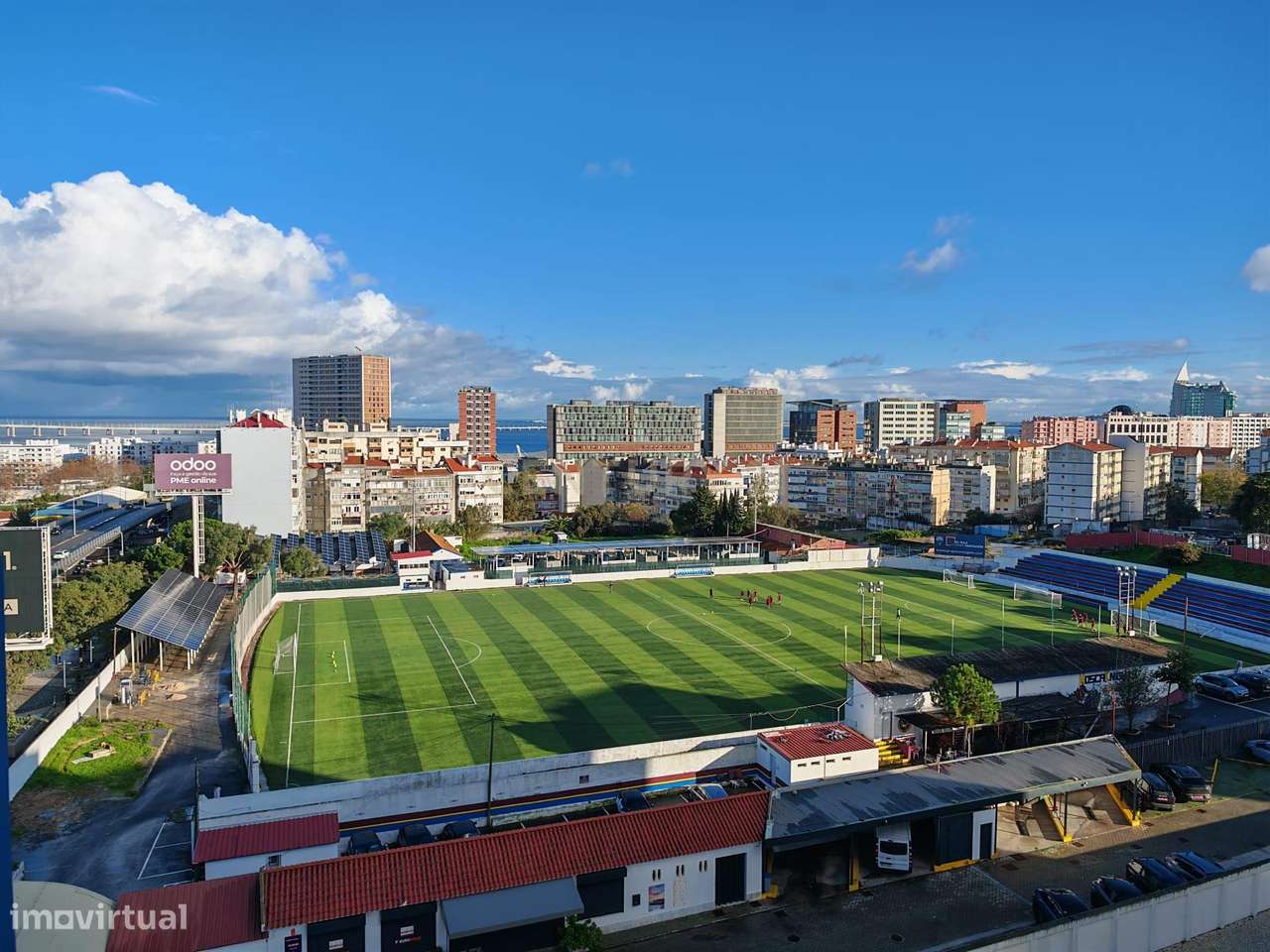 Apartamento T3 renovado recentemente com vista de Rio e Lisboa nos Oli-28
