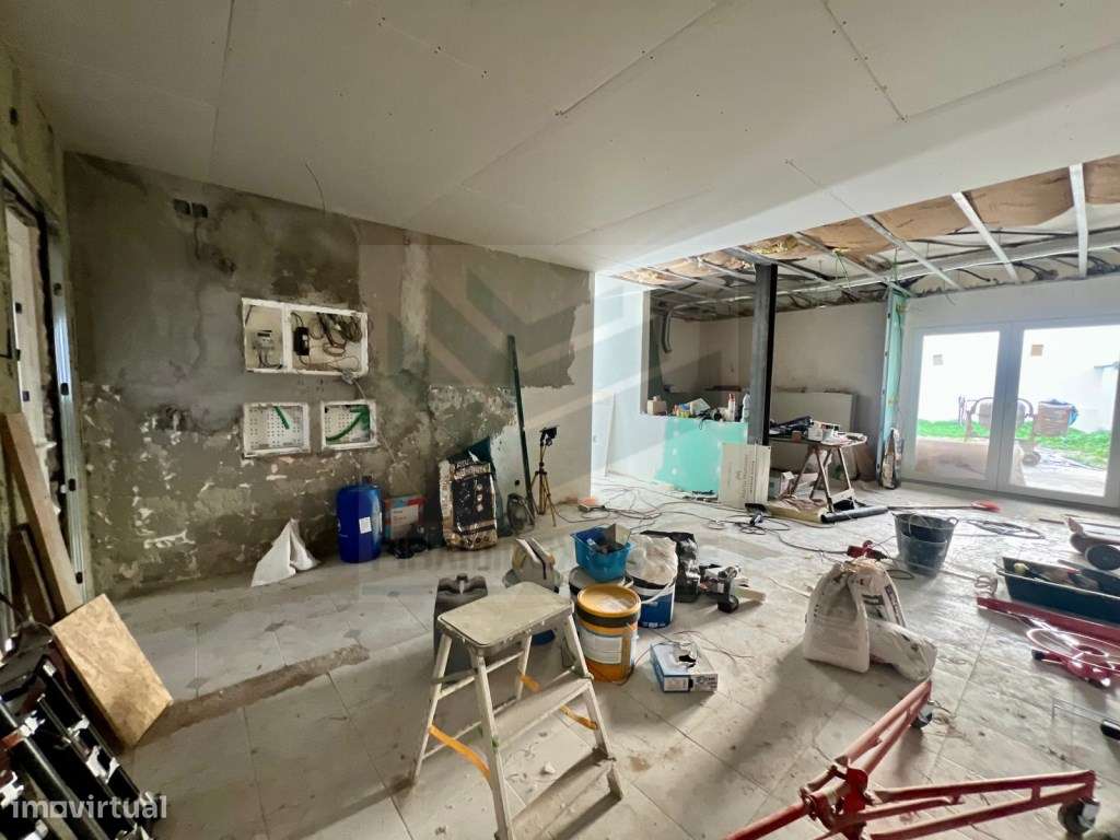 Moradia Totalmente Remodelada, Terraço, Garagem, Lavandaria-10