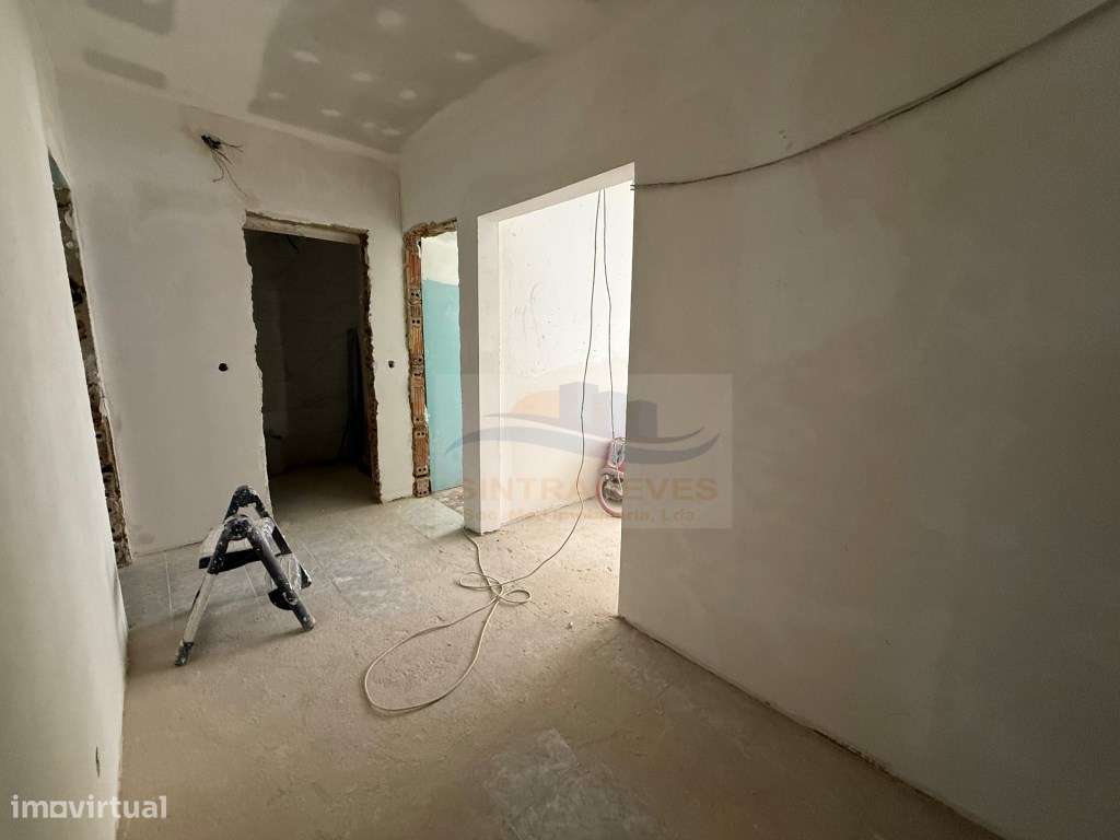 T2 com Quintal - Excelente Oportunidade para Remodelação | Potencia... - Grande imagem: 3/7