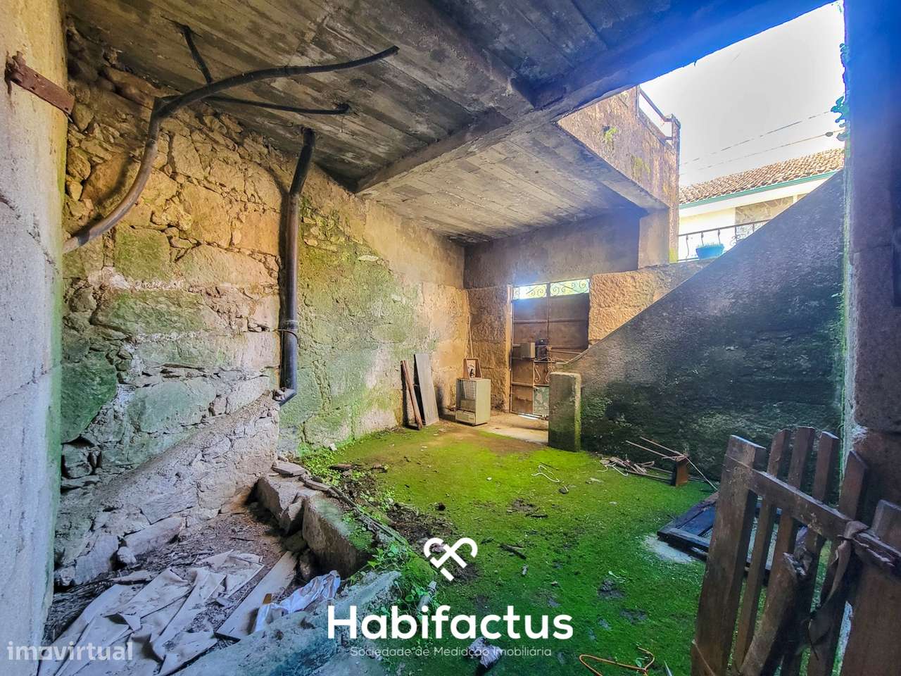 Moradia Isolada T3, para reconstrução com terraço e terreno de 1.828 m-8