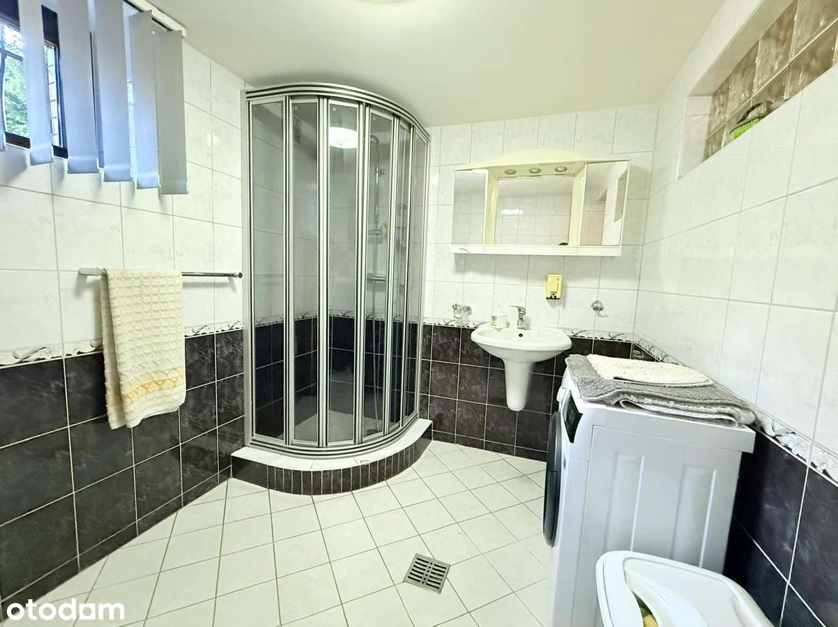 Klimatyczny dom z basenem i salą bilardową-15