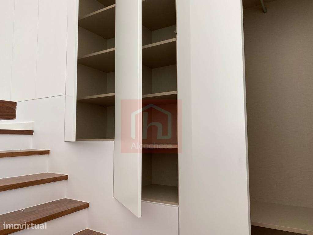 Apartamento T4 Duplex com garagem box no centro de Alcochete-16