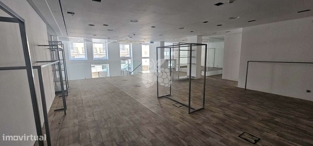 Loja ampla + 4 estacionamentos + arrecadação   Chiado - Grande imagem: 3/20