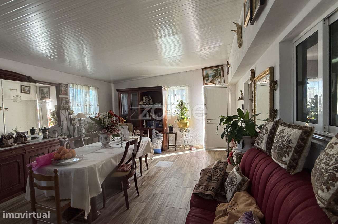 Moradia com terreno e anexos-9