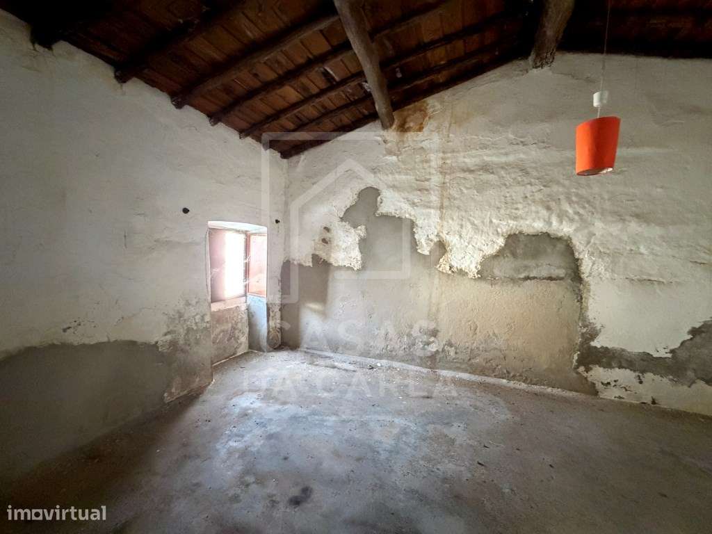 Moradia T1+1 com quintal para remodelação em Vila Ruiva-5