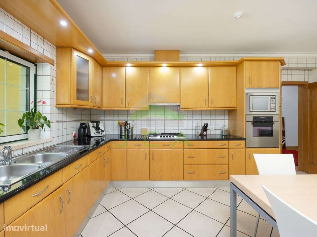 Moradia V4 com piscina e terreno a 15min de Leiria-14