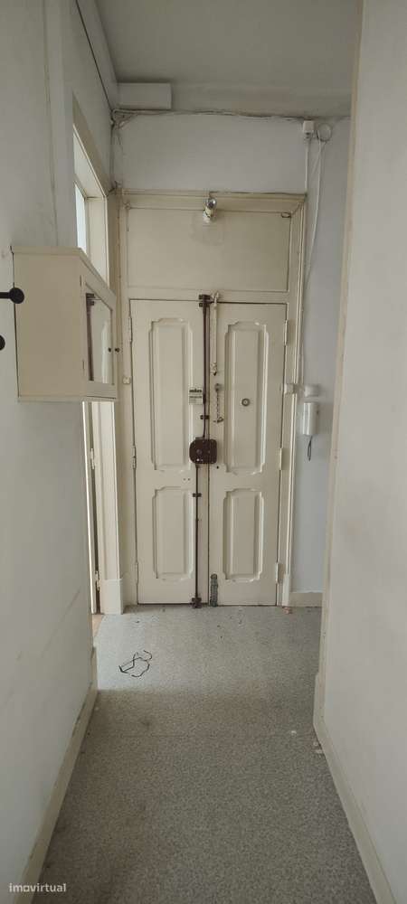 Apartamento T3 com varanda em Avenidas Novas, para remodelação total.-19