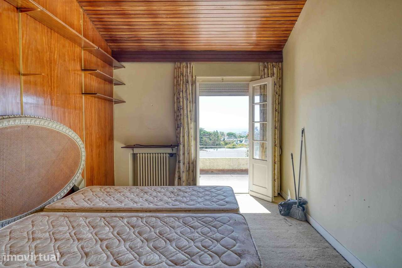 Moradia para recuperar no centro do Estoril, com piscina e vista mar-41