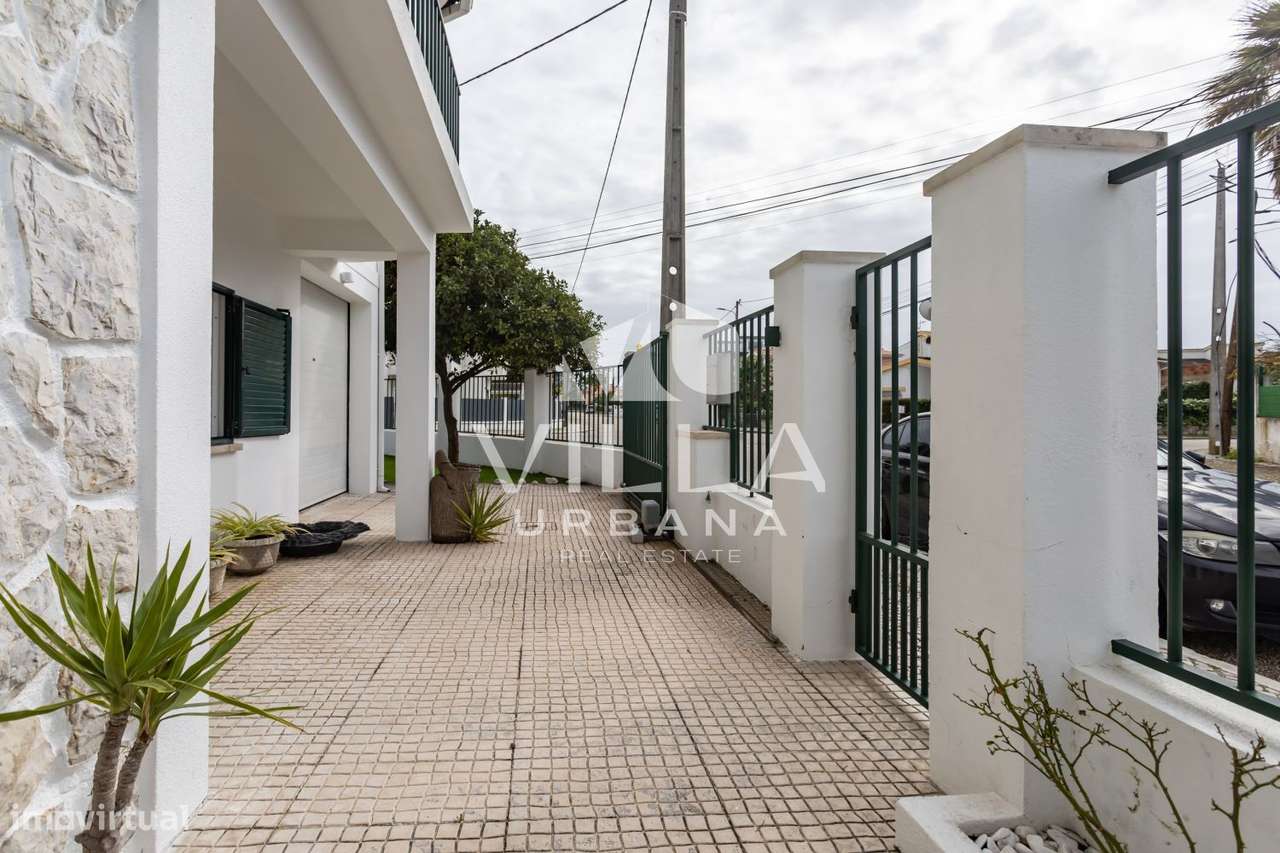 Moradia T3 +1 com Garagem localizada numa zona tranquila em Belverde - Grande imagem: 3/47