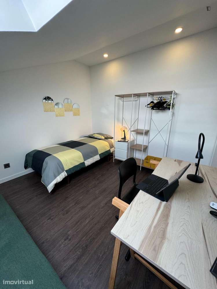 Quarto - localizado em Norton de Matos Coimbra - Grande imagem: 5/8