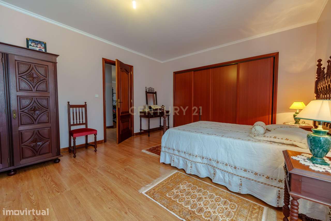Moradia T4 com 2.971 m² de Terreno e Vista Panorâmica-36