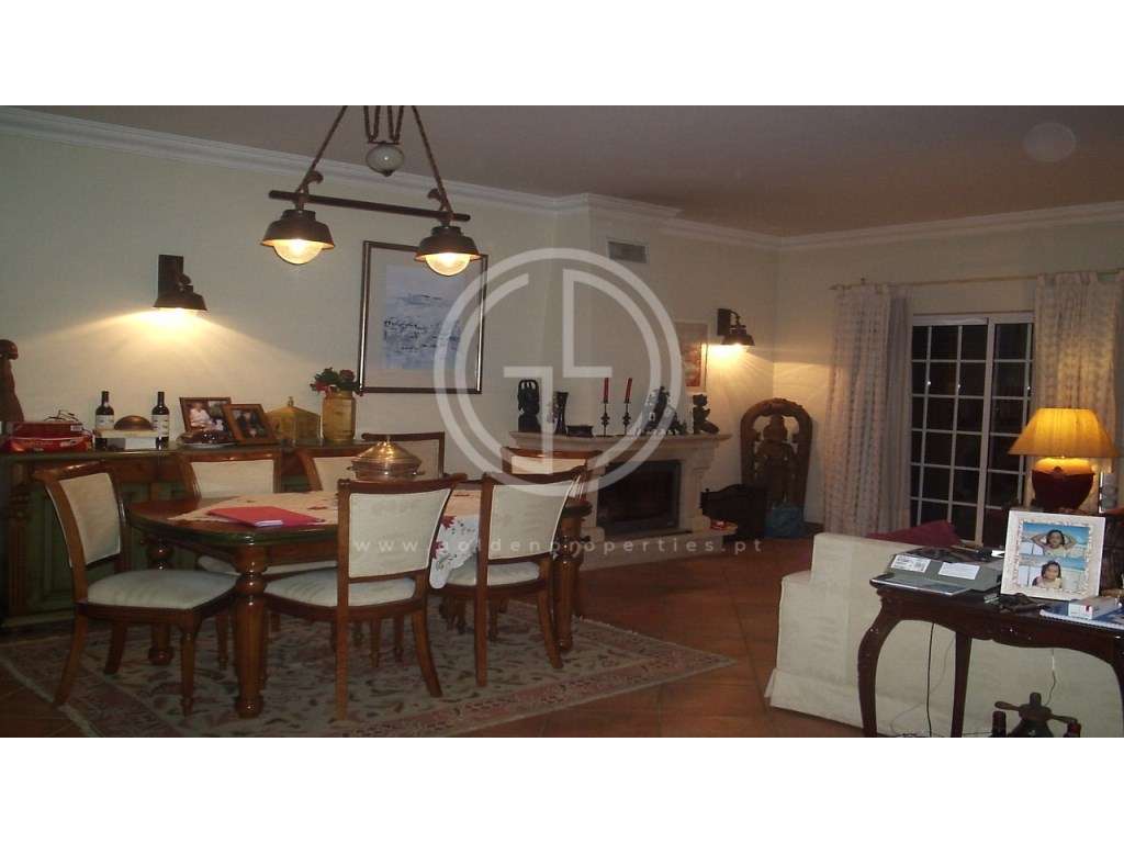 Moradia T4 com piscina localizada numa zona calma entre Loulé e Alm...-3